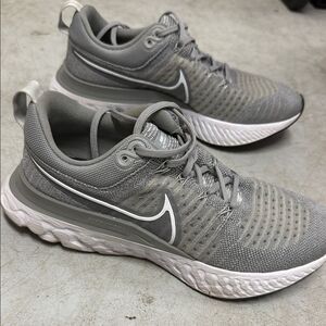 Nike Gray Athletic Sneakers Womens 8 - LIKE NEW - Super Comfortable Shoe